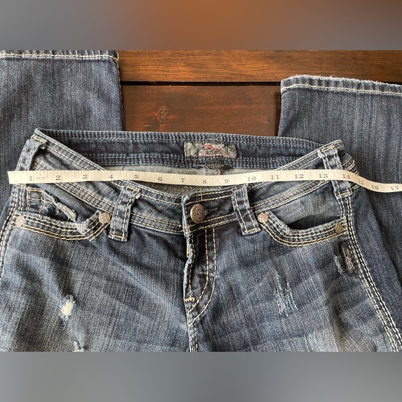 SILVER JEANS TWISTED CAPRI DISTRESSED WOMEN'S SIZE 26 See Pics For Measurements - Picture 10 of 14